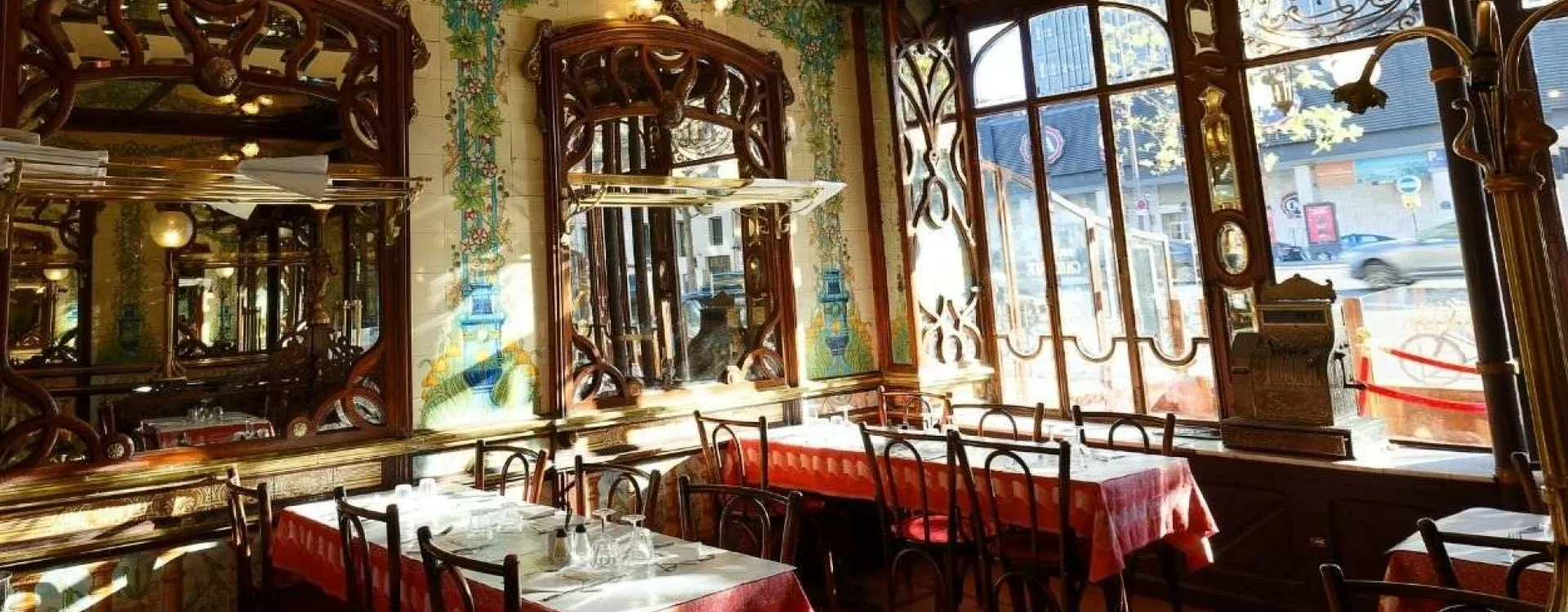 Salle au décor Art nouveau d’un restaurant historique en France