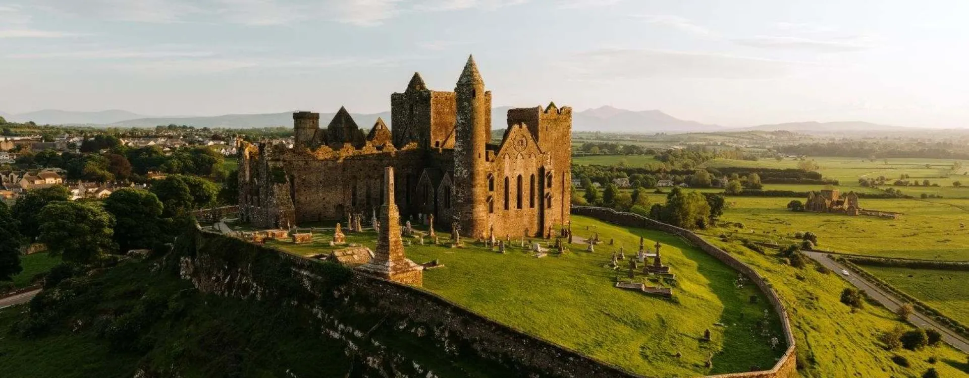 Vue aérienne du Rock of Cashel dominant la campagne du comté de Tipperary en Irlande