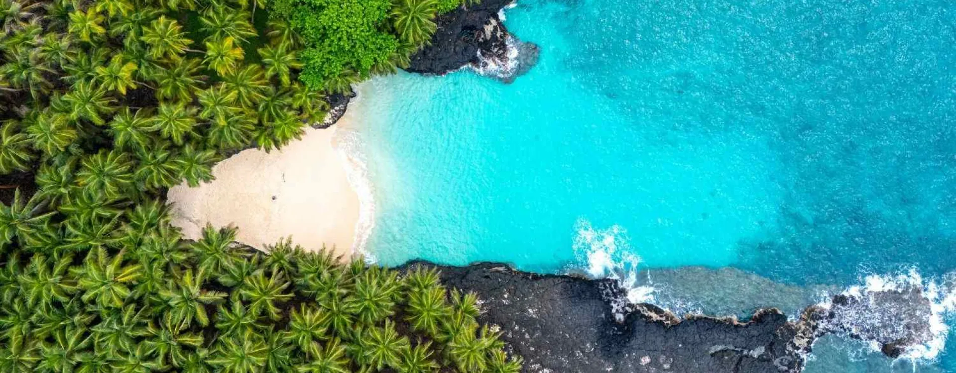 Plage tropicale aux eaux turquoise à São Tomé-et-Príncipe