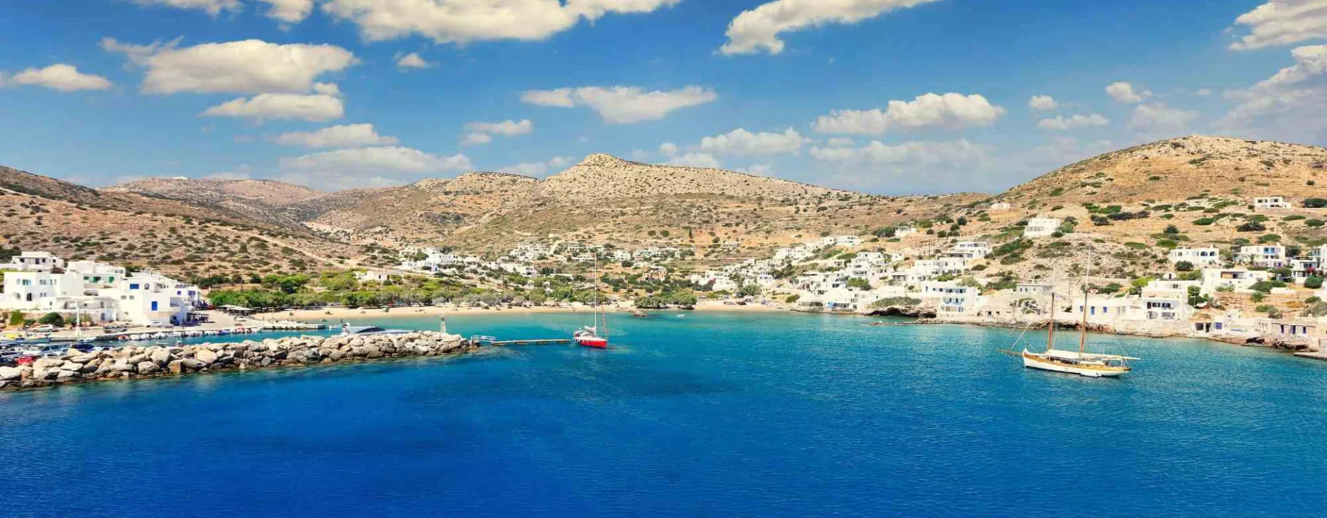 Sikinos dans les Cyclades, village blanc au bord de la mer Égée