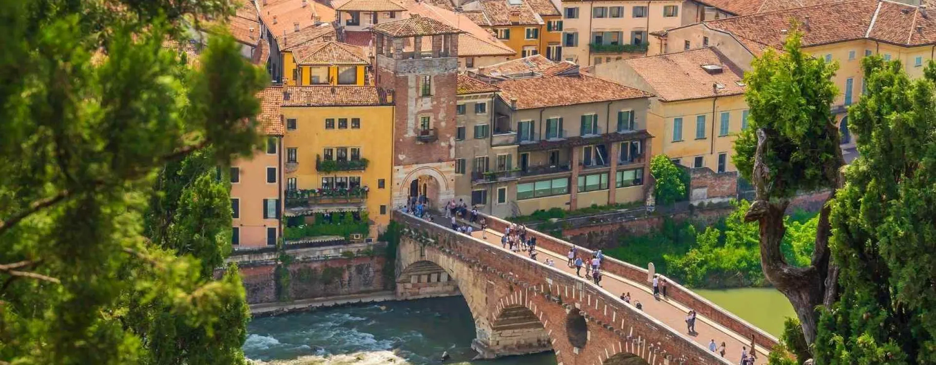 Vue sur le Ponte Pietra et le centre historique de Vérone en Vénétie
