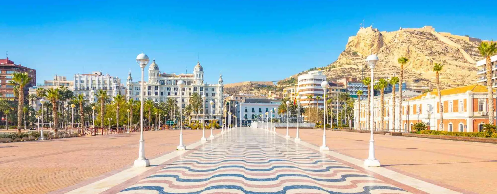 Vue d’Alicante et du Castillo de Santa Bárbara en Espagne