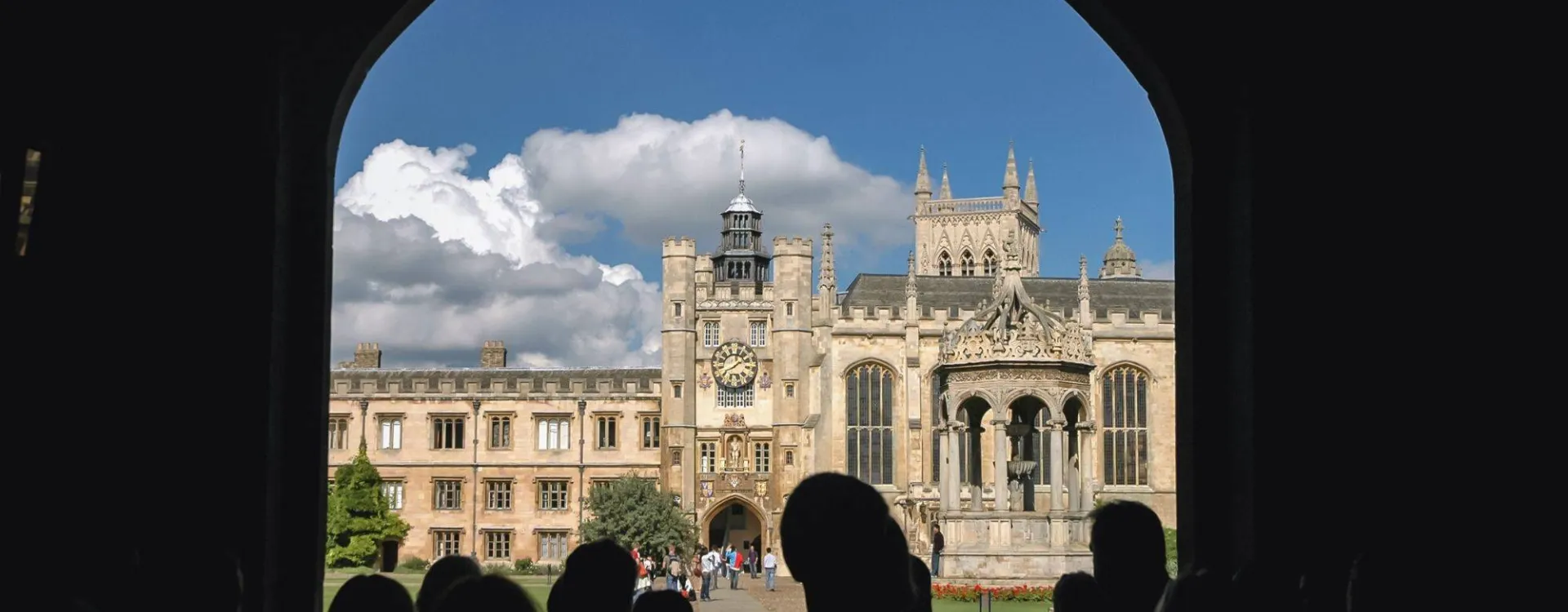 Visiteurs découvrant un monument historique lors d’un voyage en Angleterre
