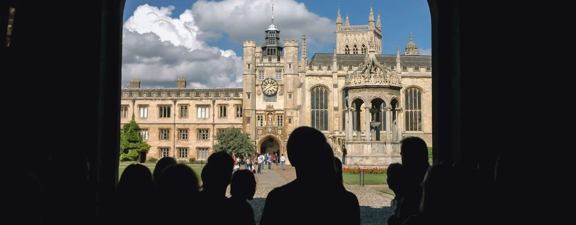 Visiteurs découvrant un monument historique lors d’un voyage en Angleterre