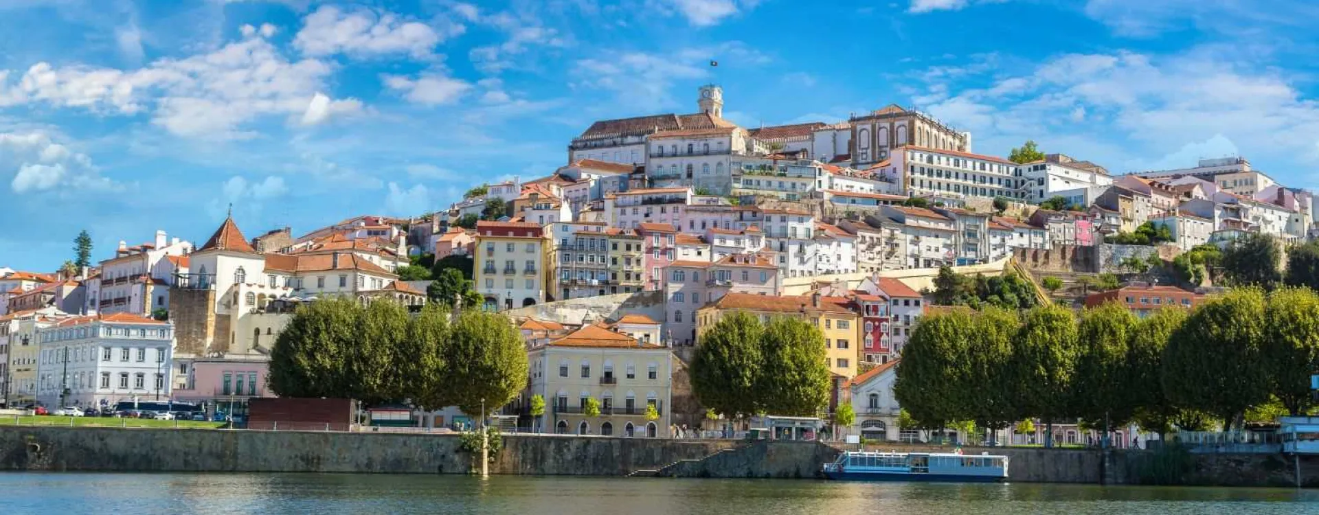 Vue sur Coimbra et son université depuis les rives du Mondego