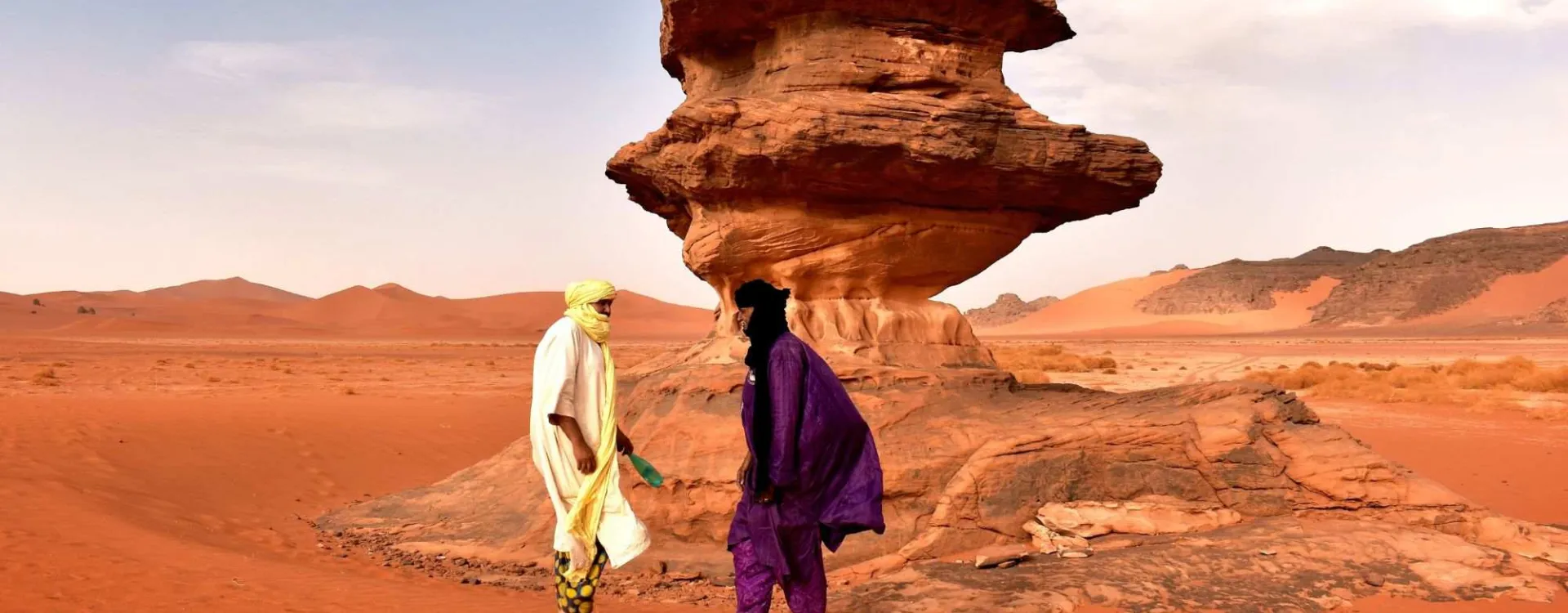 Voyageurs découvrant les paysages du Sahara algérien dans le Tassili n'Ajjer, une destination incontournable pour voyager en Algérie