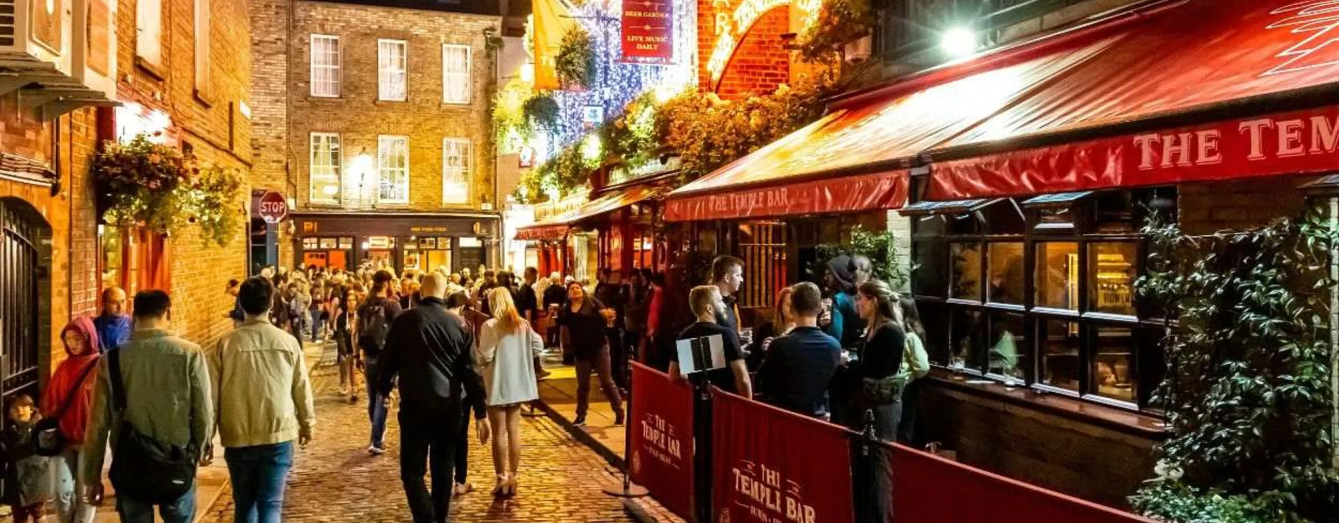 Rue animée de Temple Bar à Dublin en soirée