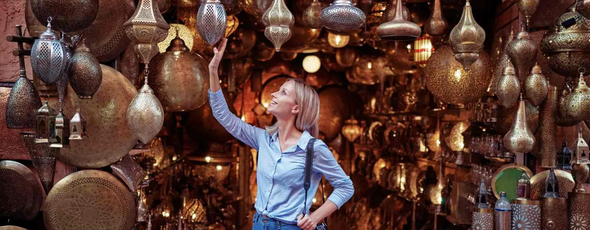 Voyageuse dans les souks de Marrakech lors de son séjour au Maroc