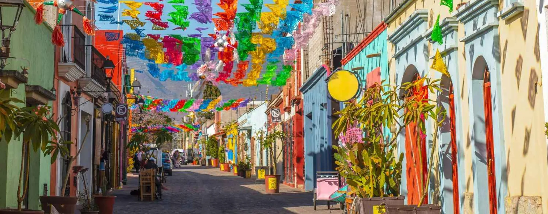 Rue colorée du centre historique d’Oaxaca au Mexique, décorée de papel picado