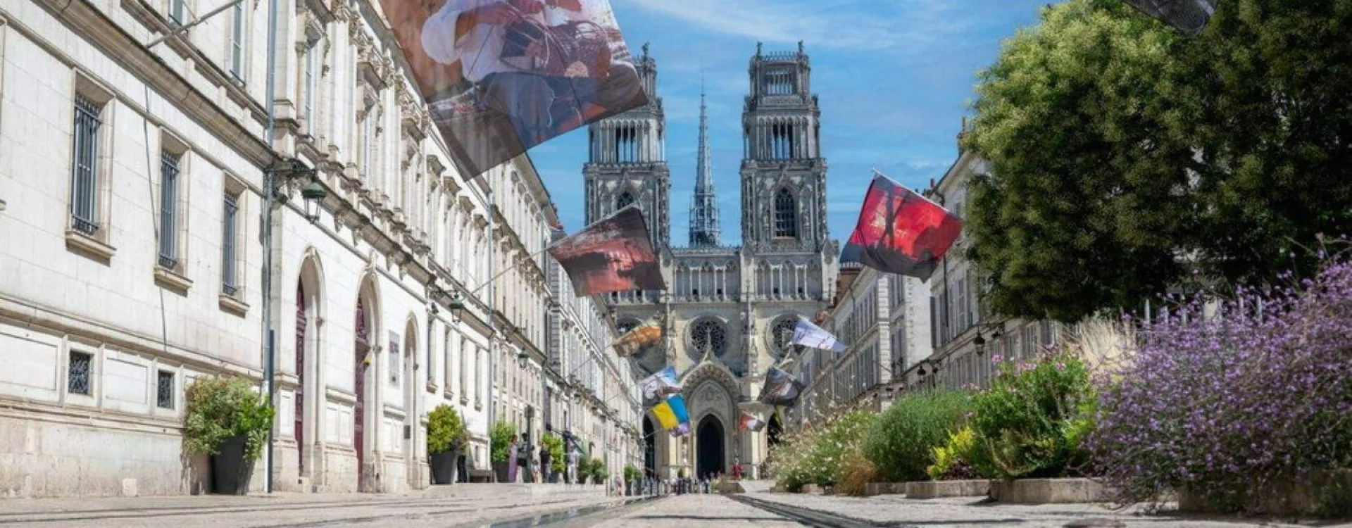 Cathédrale Sainte-Croix vue depuis la rue Jeanne-d’Arc à Orléans