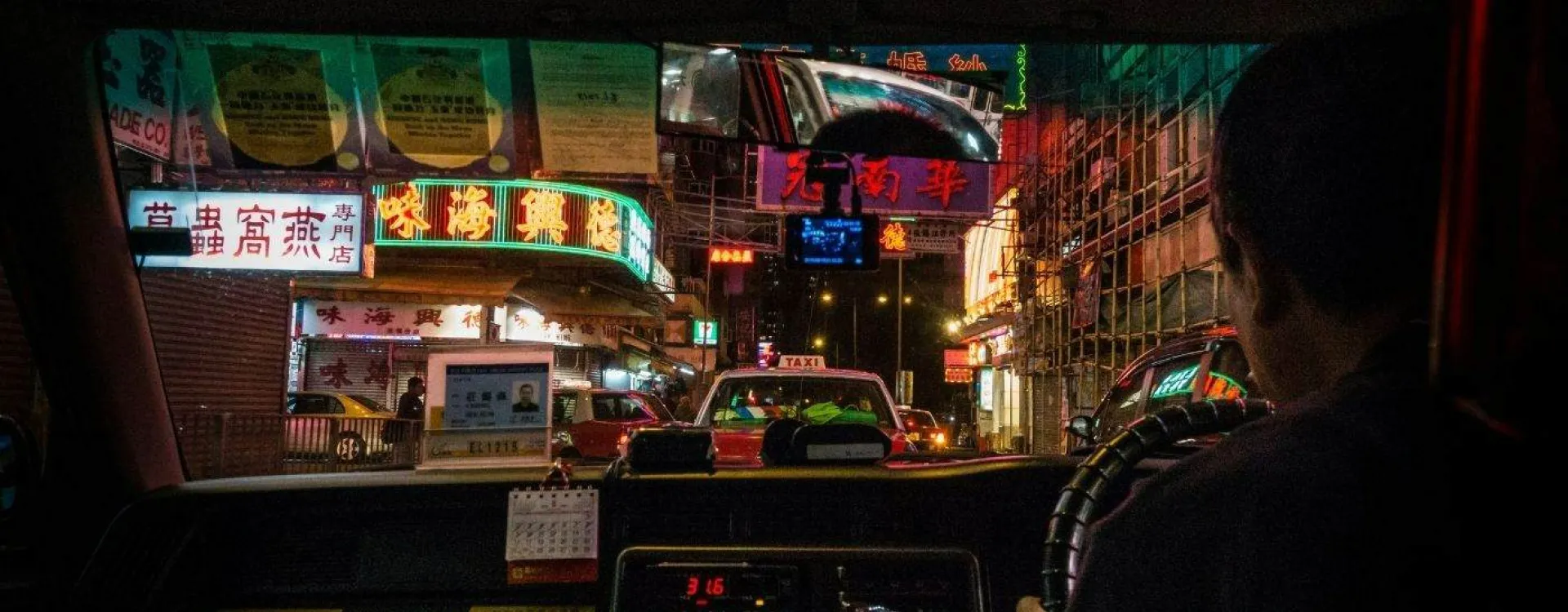 Vue de nuit depuis un taxi en Chine avec des enseignes en caractères chinois