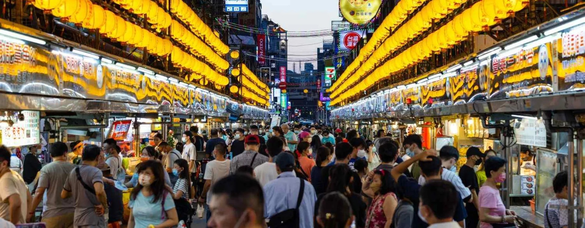 Marché de nuit animé lors d’un voyage à Taïwan