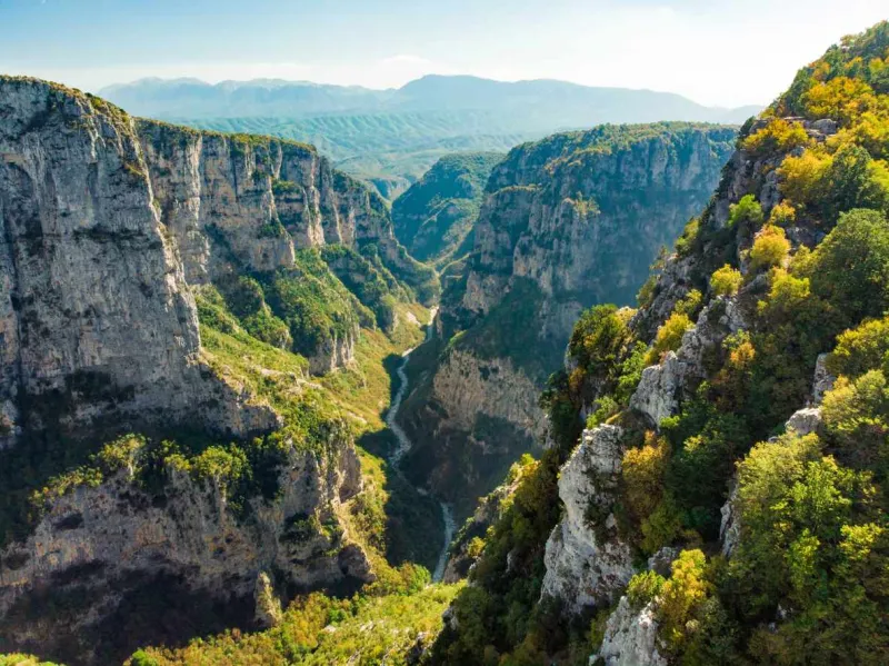 Les gorges de Vikos en Grèce sont réputées pour être le canyon le plus profond du monde.