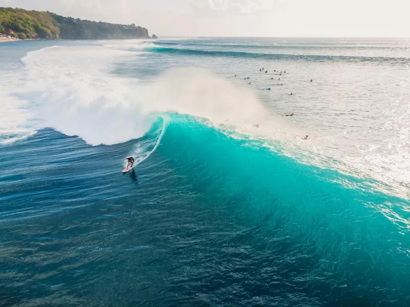 Pendant la saison sèche (avril-septembre), la côte ouest offre les meilleures vagues.
