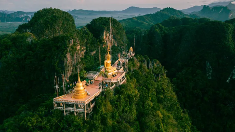 Le Wat Tham Seua est un superbe temple érigé à 278 m de hauteur.