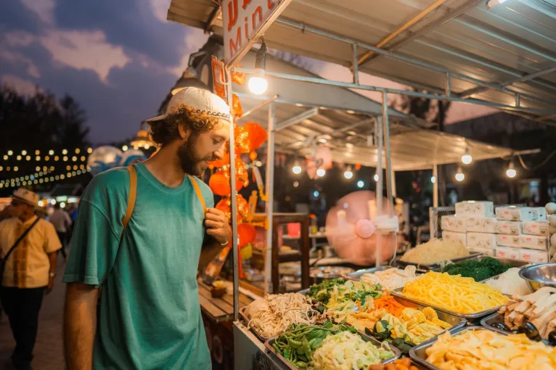 La cuisine de rue est très abordable au Laos.