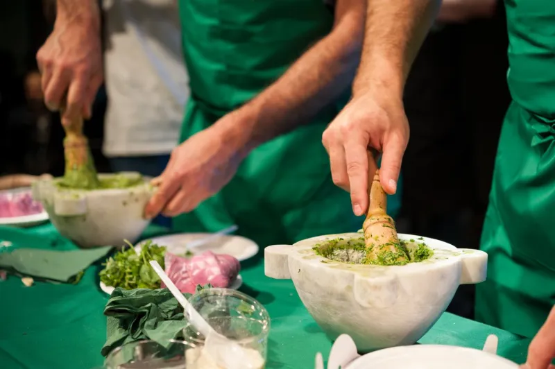 Apprenez à cuisiner le célèbre pesto alla genovese.