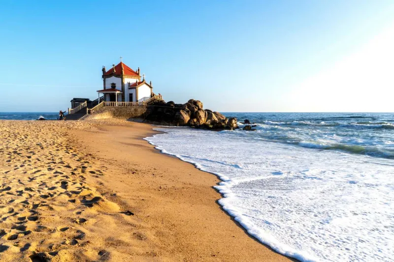 La plage de Praia de Senhor da Pedra est située à 30 m de Porto.