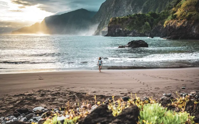 La plage de Seixal dévoile un décor époustouflant.