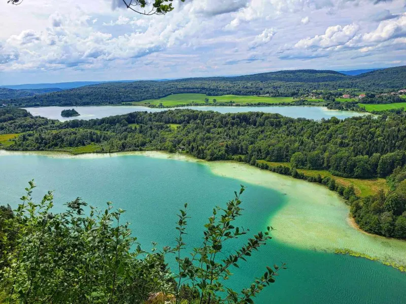 Le belvédère des 4 Lacs offre un panorama saisissant sur les lacs glaciaires du Jura.