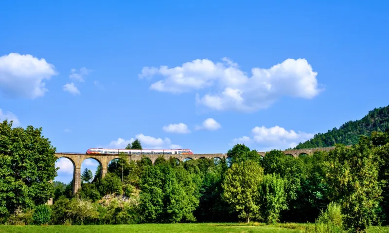 Train sur le viaduc de Chamborigaud dans les Cévennes