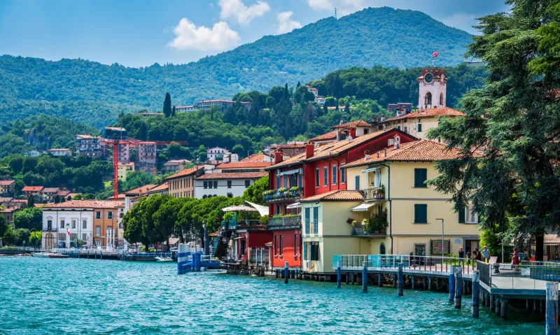 Les bords du village de Lovere sur le lac d'Iseo