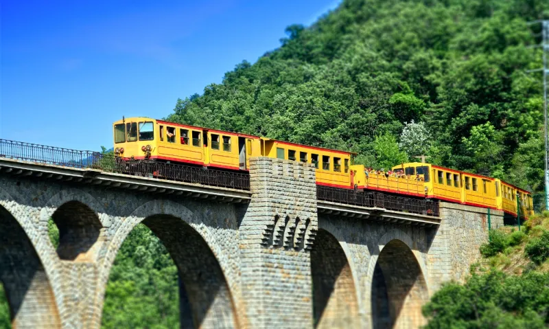 Le train jaune dans les Pyrénées-Orientales