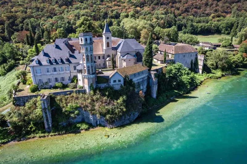 Une vue aérienne de l'abbaye d’Hautecombe.