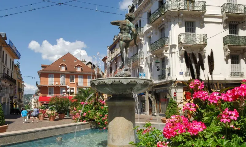 À Aix-les-Bains, l’architecture mêle élégance Belle Époque, héritage antique et charme Art nouveau.