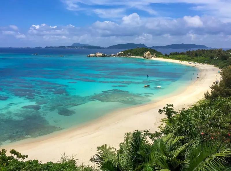 En août, profitez des plages paradisiaques d'Okinawa.