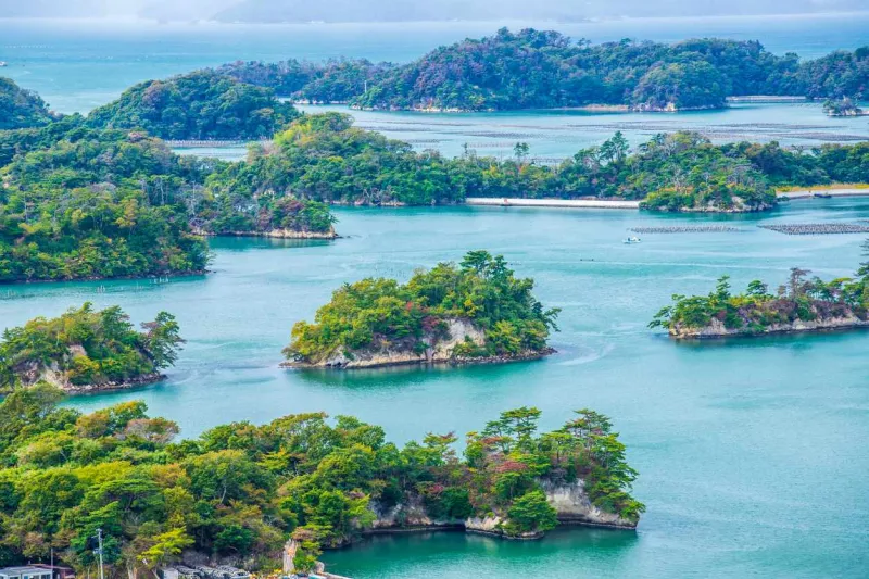 La baie de Matsushima est célèbre pour ses centaines d’îlots couverts de pins.