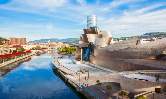 Le musée Guggenheim de Bilbao, chef-d’œuvre de Frank Gehry, est un emblème mondial de l’art contemporain.