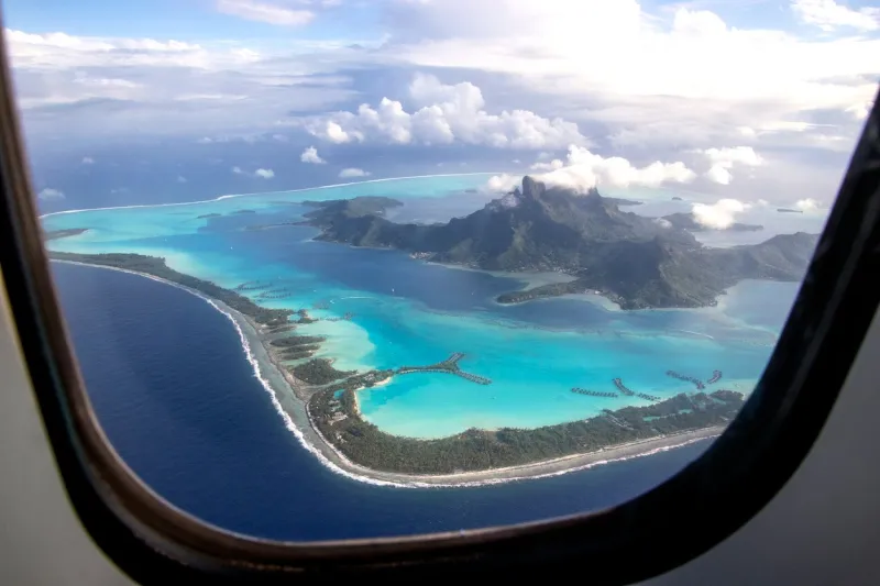 La vue de Bora-Bora depuis le hublot d'un avion.
