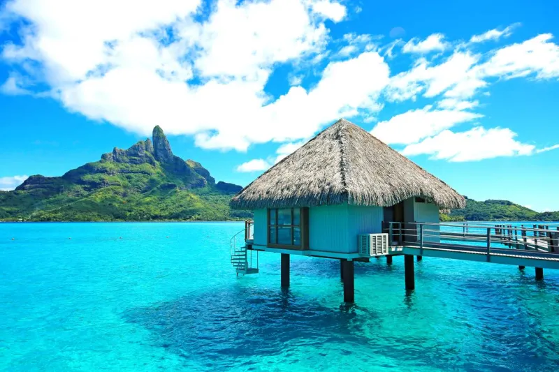 Les célèbres  bungalows sur pilotis ont contribué à façonner le mythe de Bora Bora.