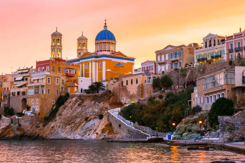 Ermoupoli est capitale de l’île de Syros et le chef-lieu des Cyclades.