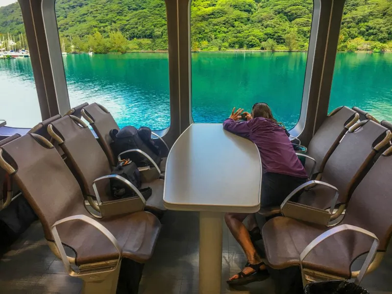Les ferries constituent une alternative économique pour voyager entre les îles.
