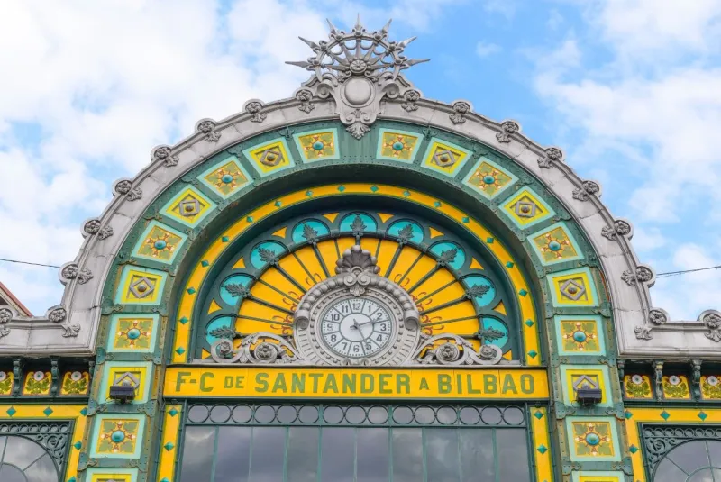 Façade de la gare d'Abando à Bilbao
