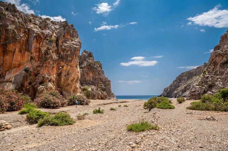 La randonnée dans les gorges d’Agiofarango mène à une splendide plage.