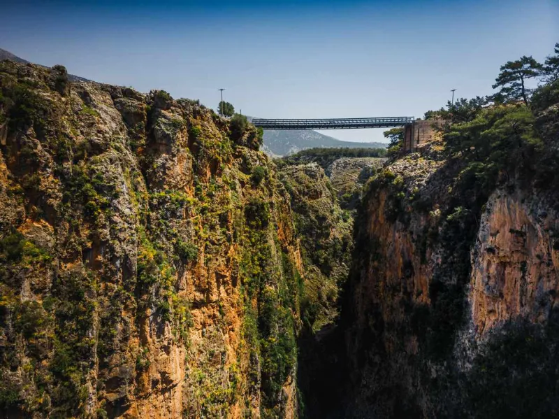 Le pont Vardinogiannis dans les gorges d'Aradena.