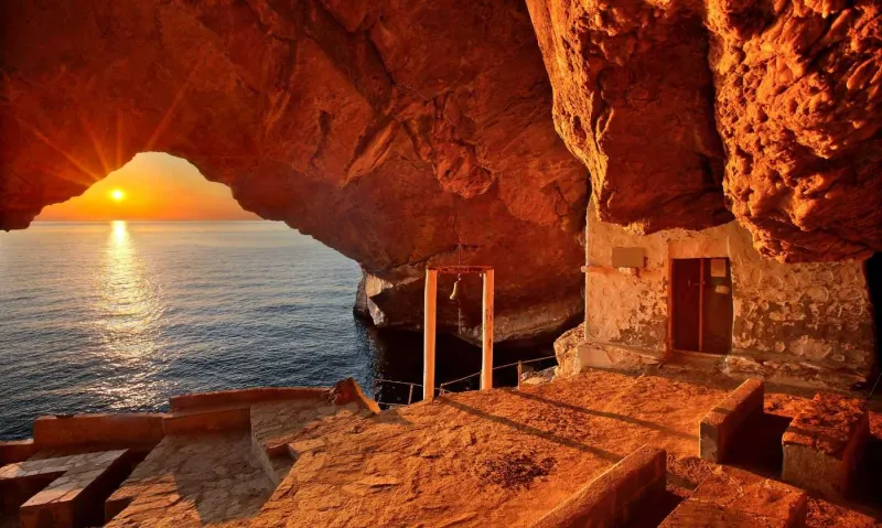 Un coucher de soleil depuis la grotte de l'église d'Agios Stefanos, près du village de Galissas.