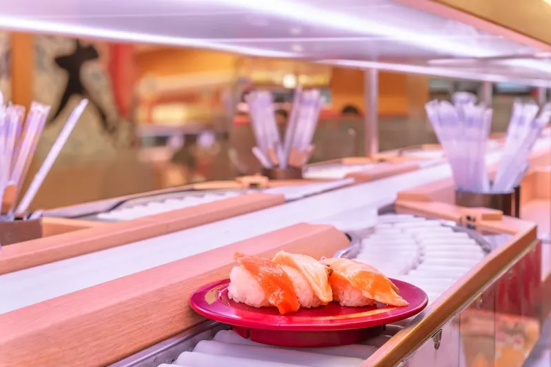 À Tokyo, les kaitenzushi permettent de déguster des sushis savoureux à petit prix.