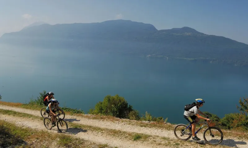 Offrez-vous une balade à vélo autour de la rive est du lac du Bourget.