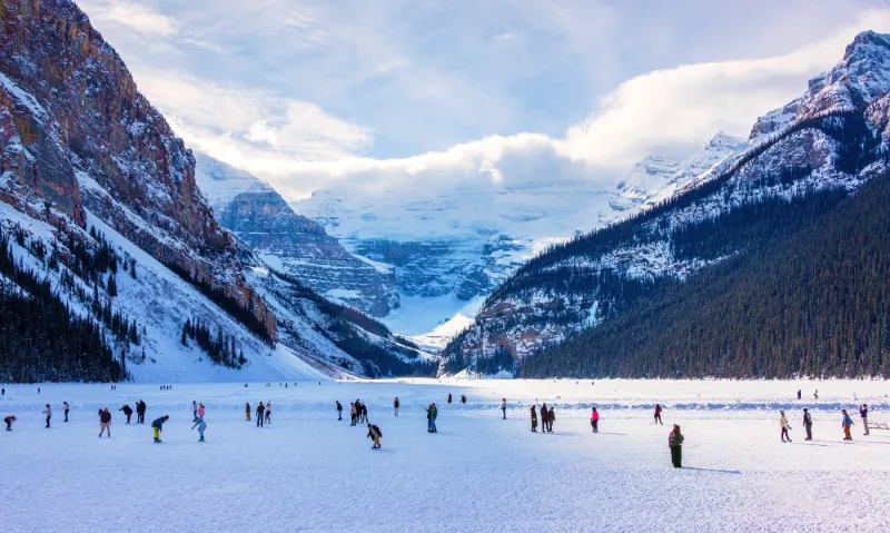 Le lac Louise au Canada en hiver, une patinoire naturelle