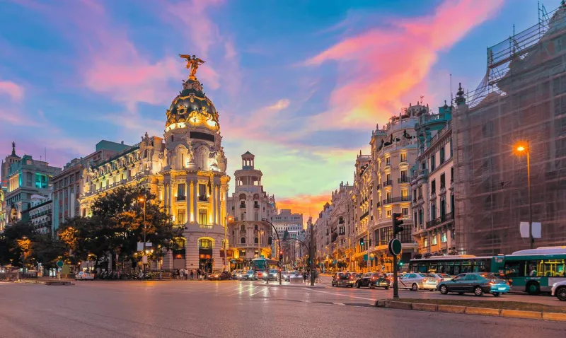 Madrid, capitale vibrante de l’Espagne, allie chefs-d’œuvre artistiques et vie nocturne effervescente.