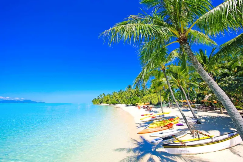 La plage de Matira propose diverses activités nautiques.