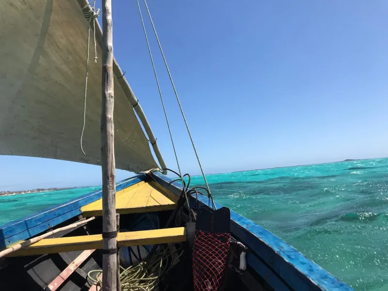 La traversée de la mer d'Emeraude se fait en boutre, un bateau traditionnel à voile.