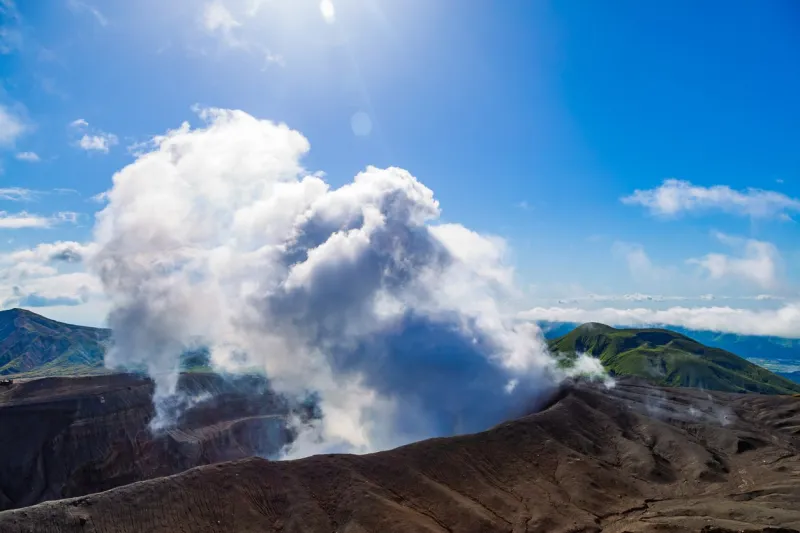 Le mont Aso est le plus grand volcan actif du Japon.
