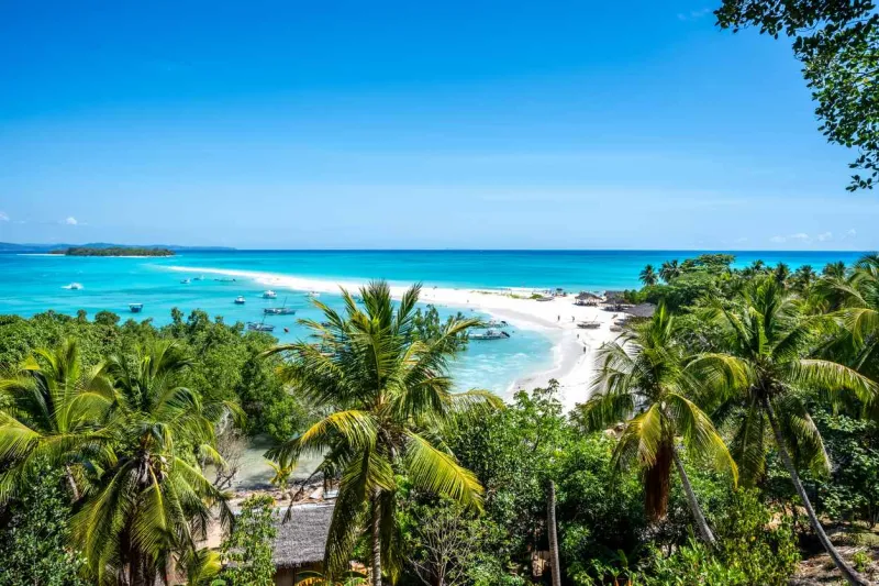 La longue langue de sable reliant les deux îles de Nosy Iranja.