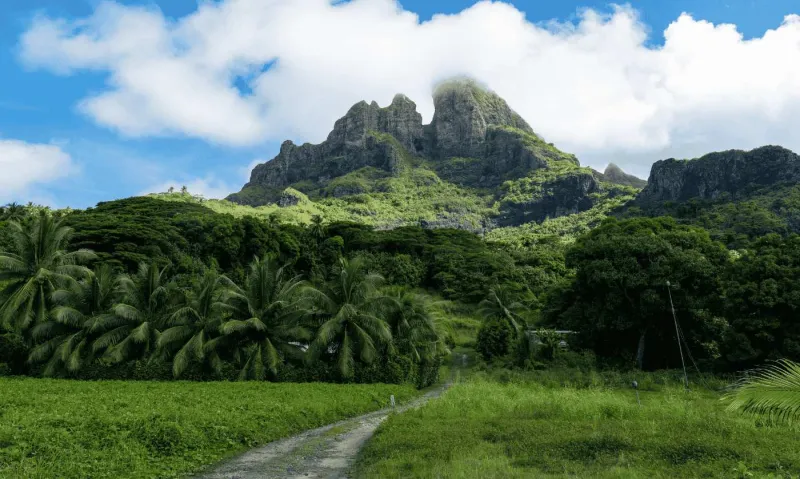 Le mont Otemanu, vestige volcanique de 727 m, domine Bora Bora.