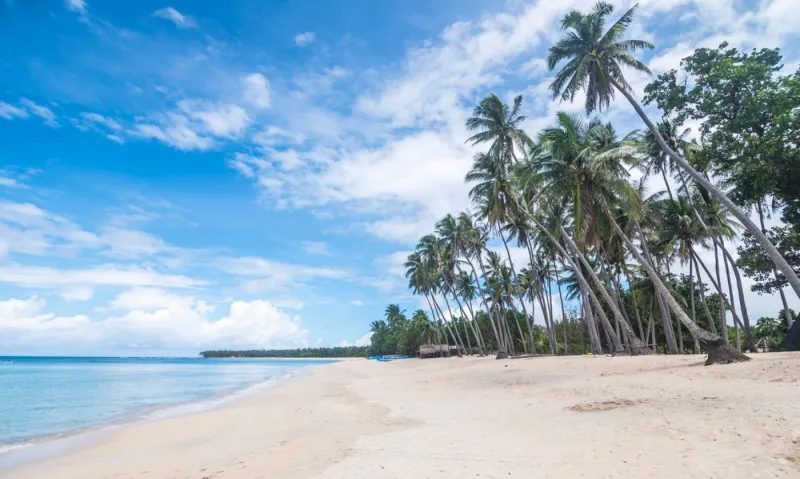 La plage de Saud à Pagudpud aux Philippines